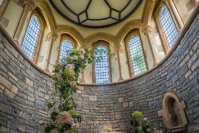 arch-of-flowers-in-chancel